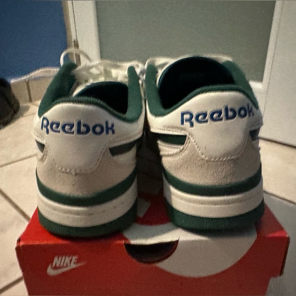 reebok comfort shoe, brand new with replacement box - Picture 4 of 6